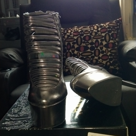 Stylish Silver/Pewter Women's Heels - Picture 8 of 11